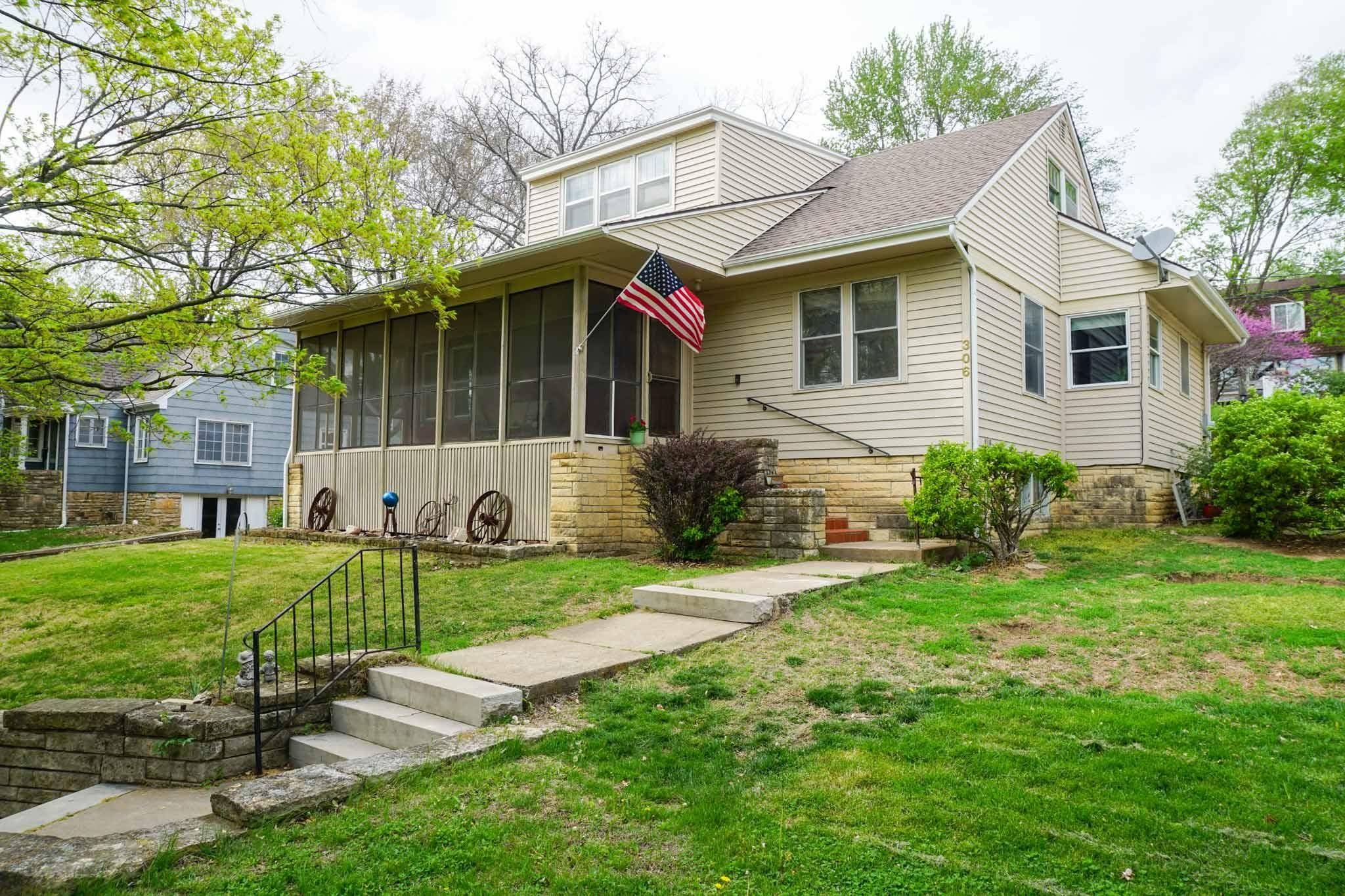 306 E Kaskaskia St, Paola, KS 66071