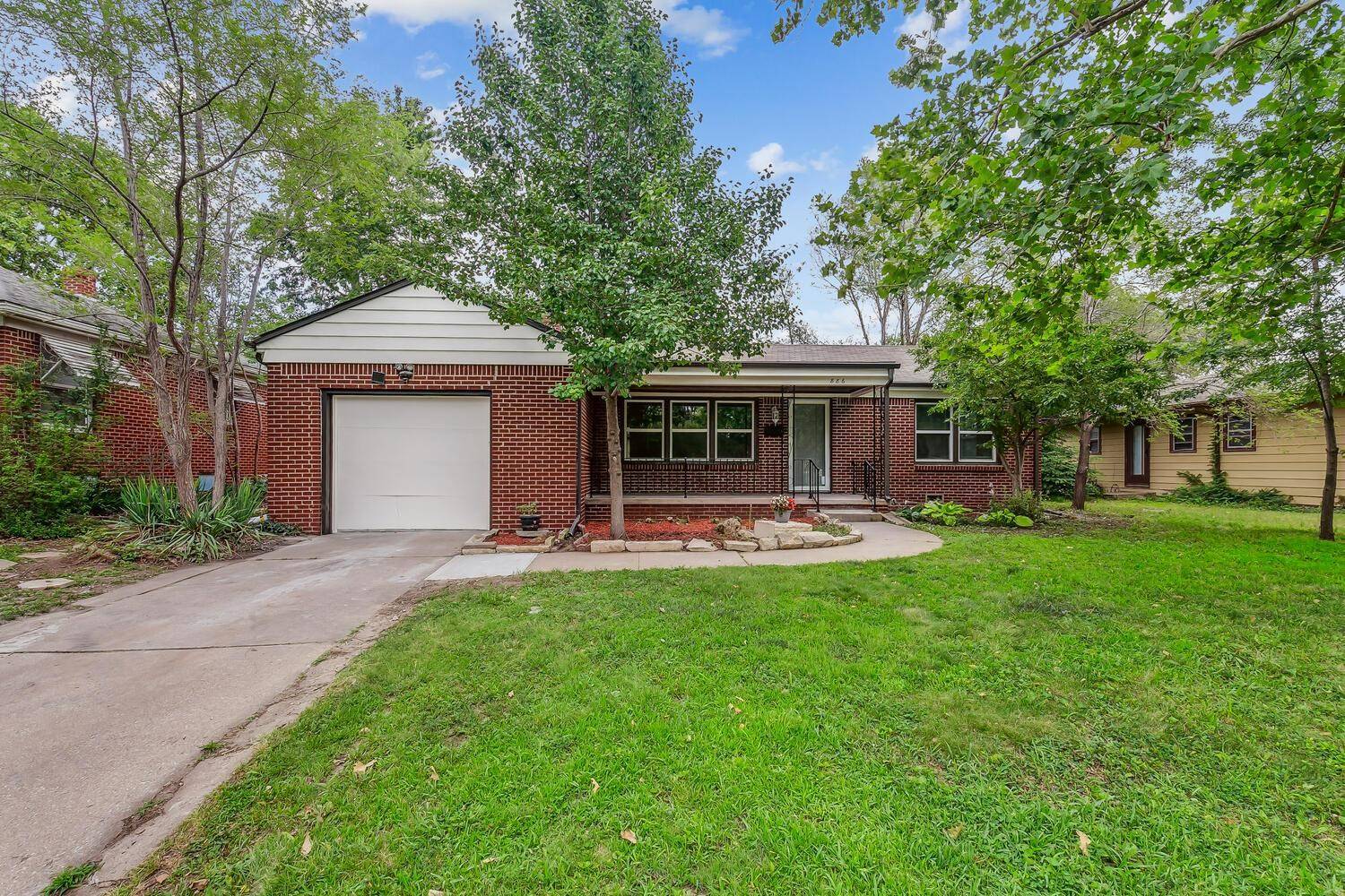 886 S Fabrique Dr, Wichita, KS 67218