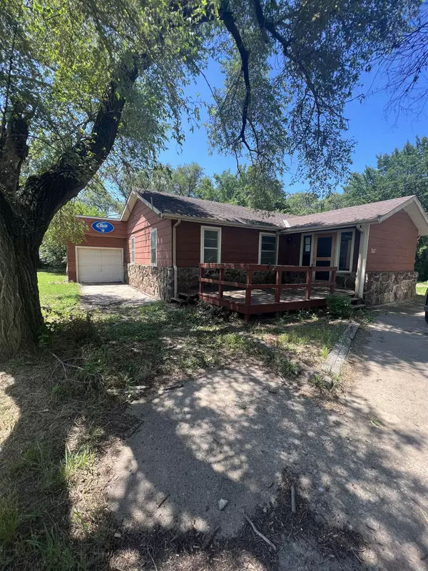 317 E 6th St, Halstead, KS 67056