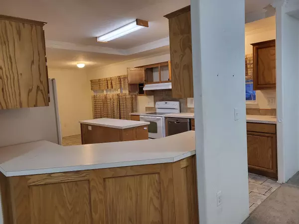 Eureka, KS 67045,413 N Oak St