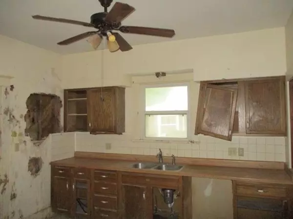 Emporia, KS 66801,401 Oak St