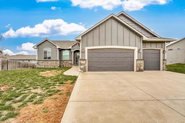 2012 N Walnut Creek Dr, Derby, KS 67037