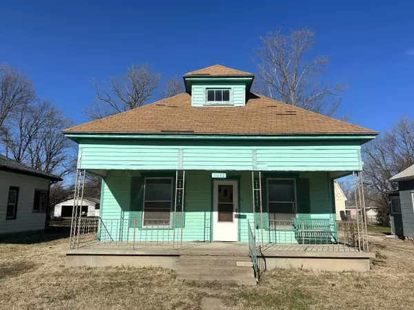 1011 E 8th St, Wellington, KS 67152