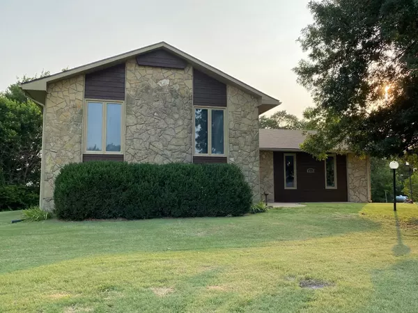 30163 Hillcrest Drive,  Arkansas City,  KS 67005