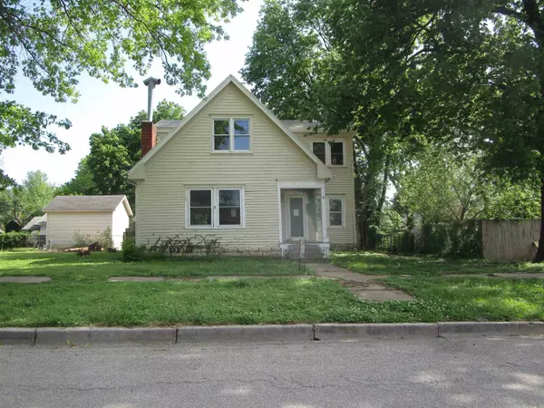 915 E 12TH, Winfield, KS 67156