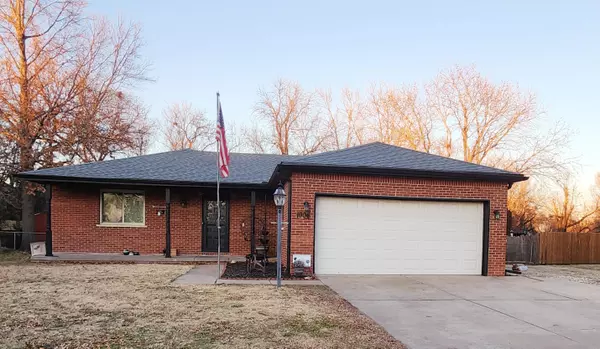 1904 Cypress Ln, Newton, KS 67114