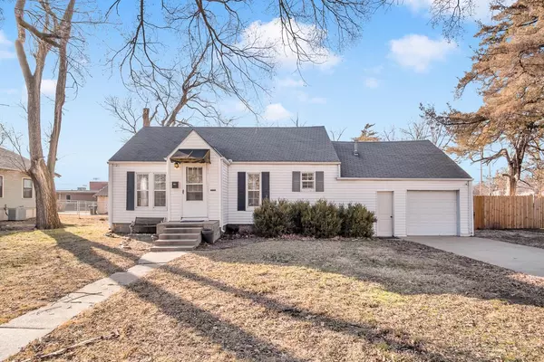 611 Chestnut St, Halstead, KS 67056