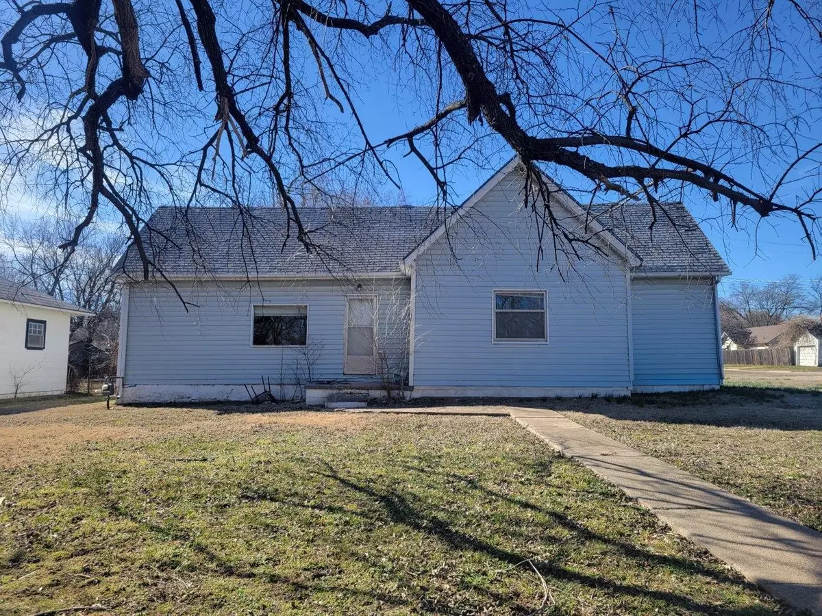 Wellington, KS 67152,704 S G St