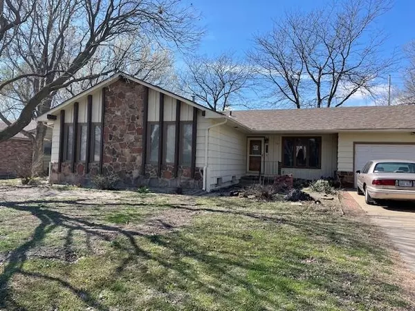 405 Rolling Hills Drive, Newton, KS 67114