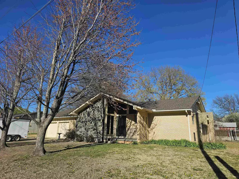 446 S 6th St, Colwich, KS 67030