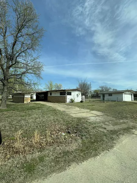 400 N Bradley St, Caney, KS 67333