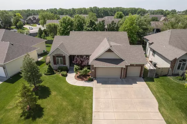 829 Crescent Lakes Circle, Andover, KS 67002