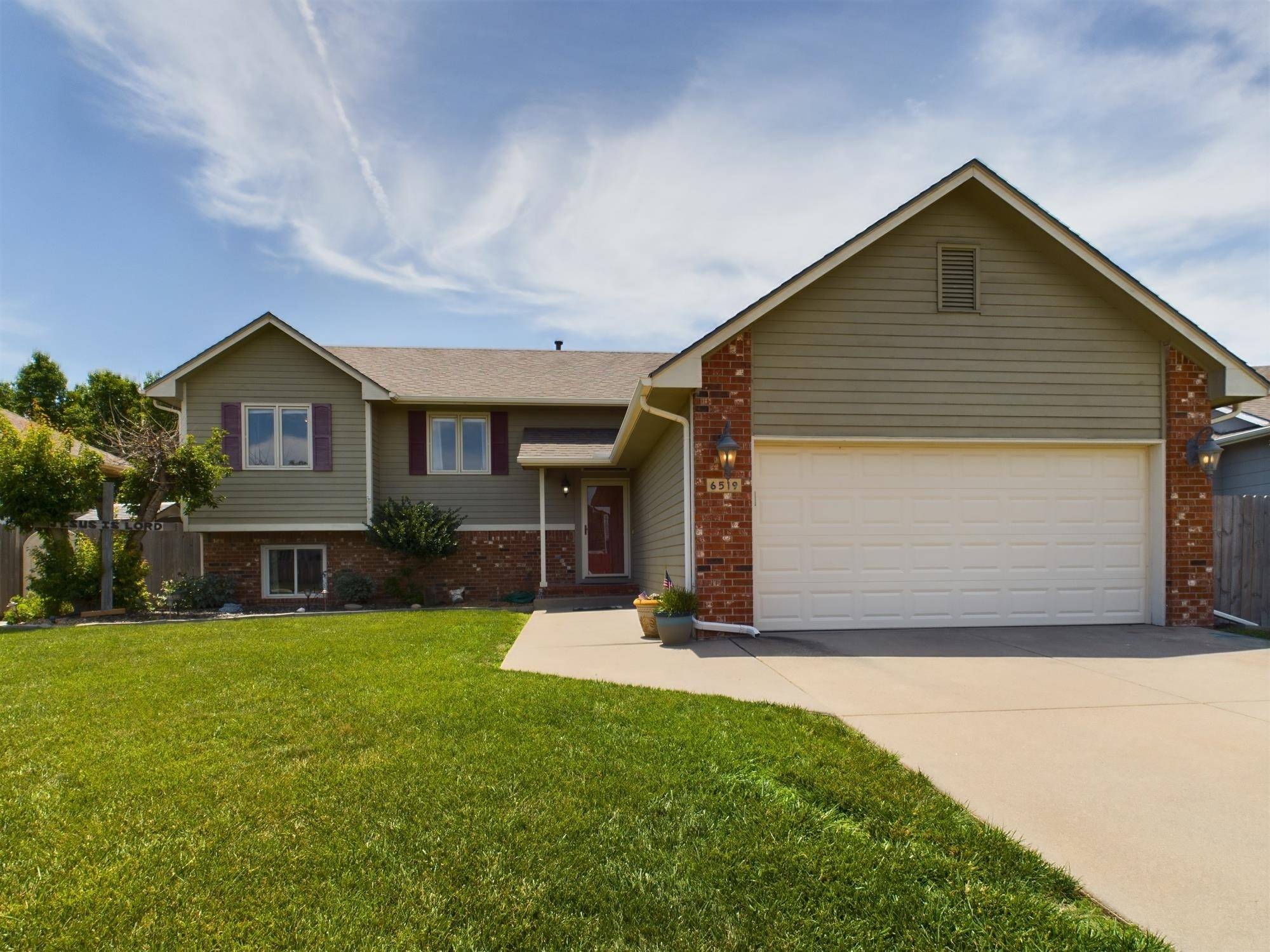 6519 E 44th St, Bel Aire, KS 67226