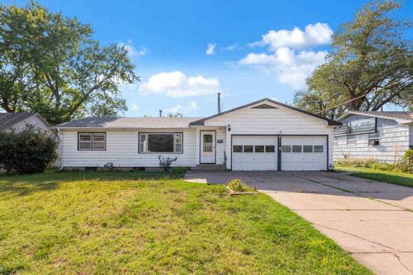 2411 Edgemore, North Newton, KS 67117