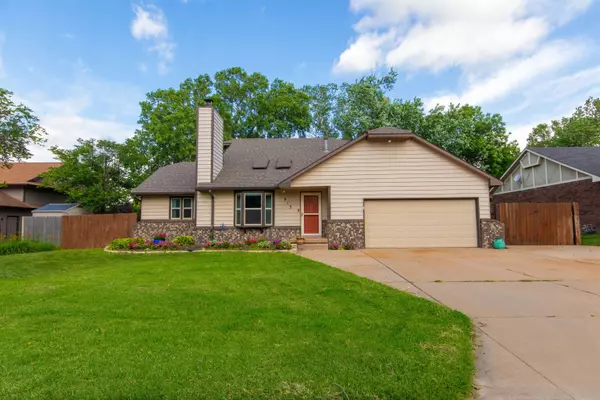 913 N Tanglewood Rd, Derby, KS 67037