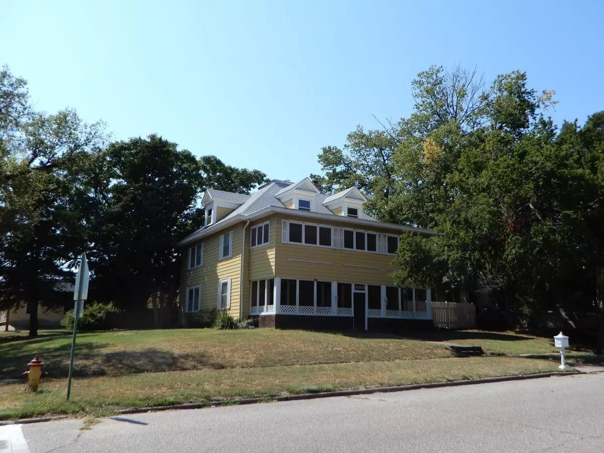 Arkansas City, KS 67005,325 S B