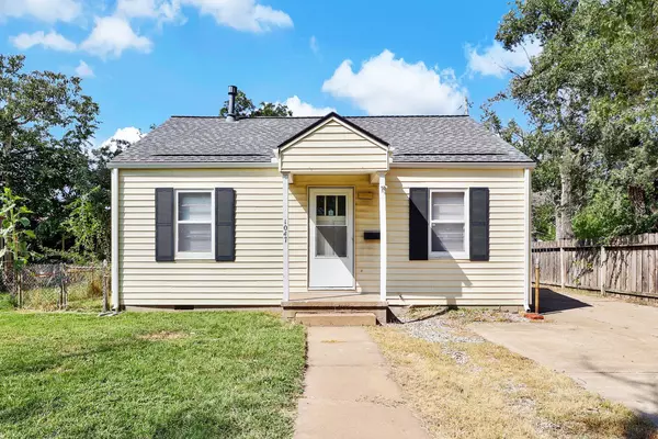1047 S Glenn St, Wichita, KS 67213-3705