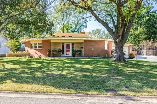 112 S Hilldale Rd, Salina, KS 67401