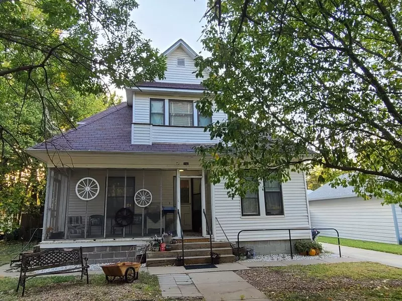 215 N 2nd St, Lindsborg, KS 67456