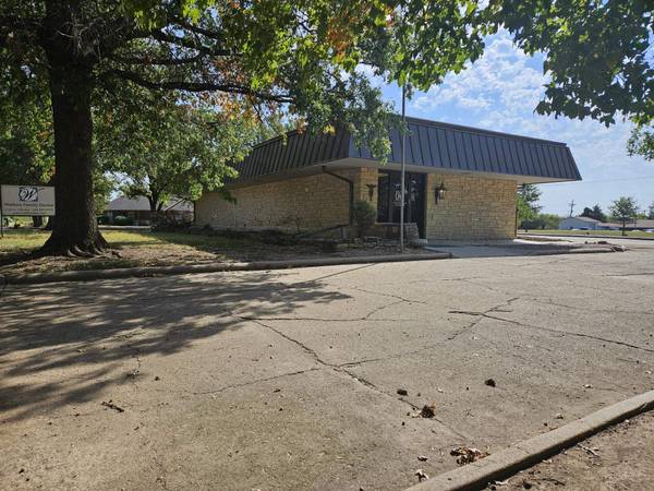 2107 E 12th Ave, Winfield, KS 67156