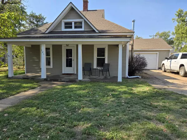 121 S Plum St, Pretty Prairie, KS 67570