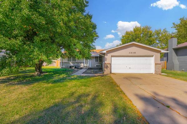 1608 N Derby Hills Ct, Derby, KS 67037