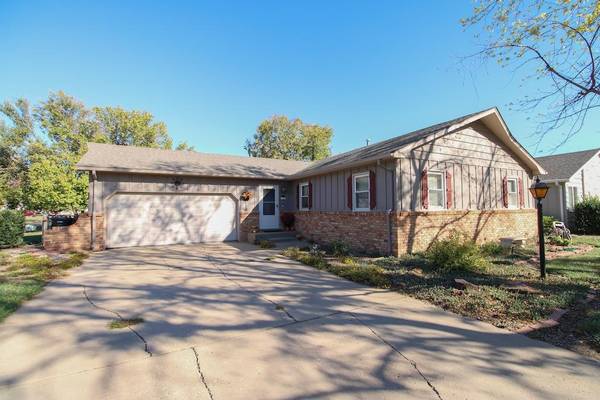 1307 Parkwood Dr, Salina, KS 67401