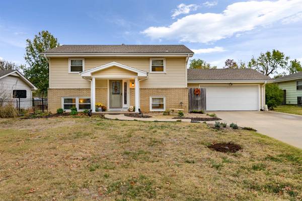 5933 E Clarendon St, Bel Aire, KS 67220