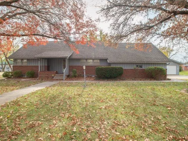 Hillsboro, KS 67063,409 W 1st St