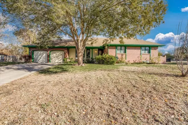 6928 E Ayesbury Cir,  Wichita,  KS 67226