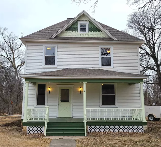 324 W Swensson Ave, Lindsborg, KS 67456
