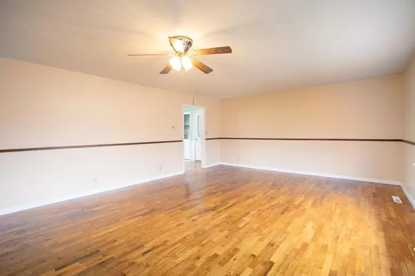 Newton, KS 67114,612 W 10th St