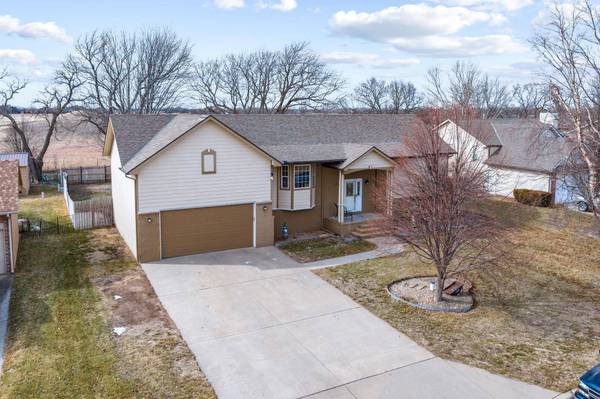 1309 Redbud Ct, Halstead, KS 67056