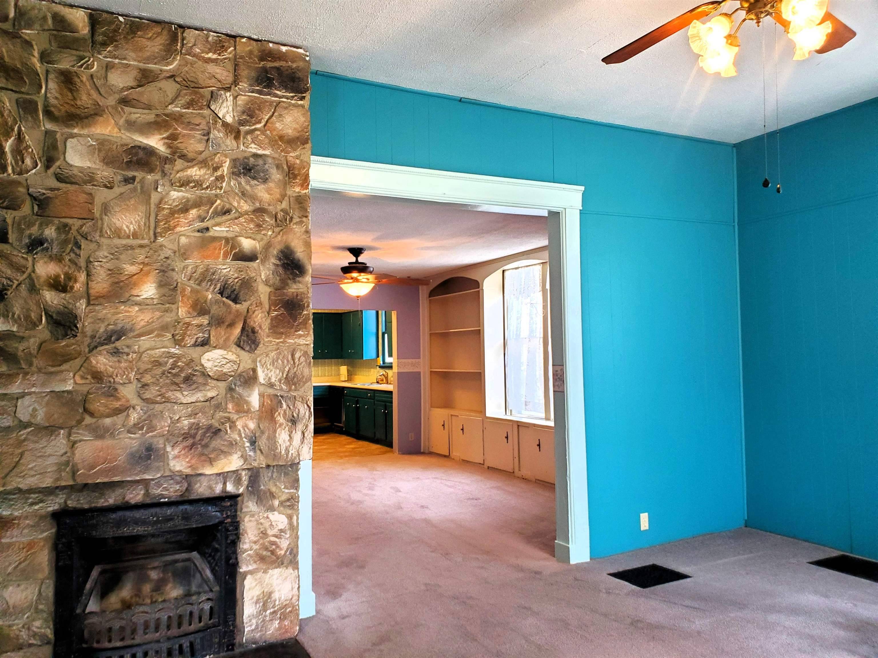 Salina, KS 67401,911 E Ash St