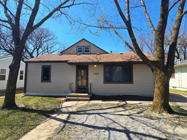 233 S Streeter, Hesston, KS 67062