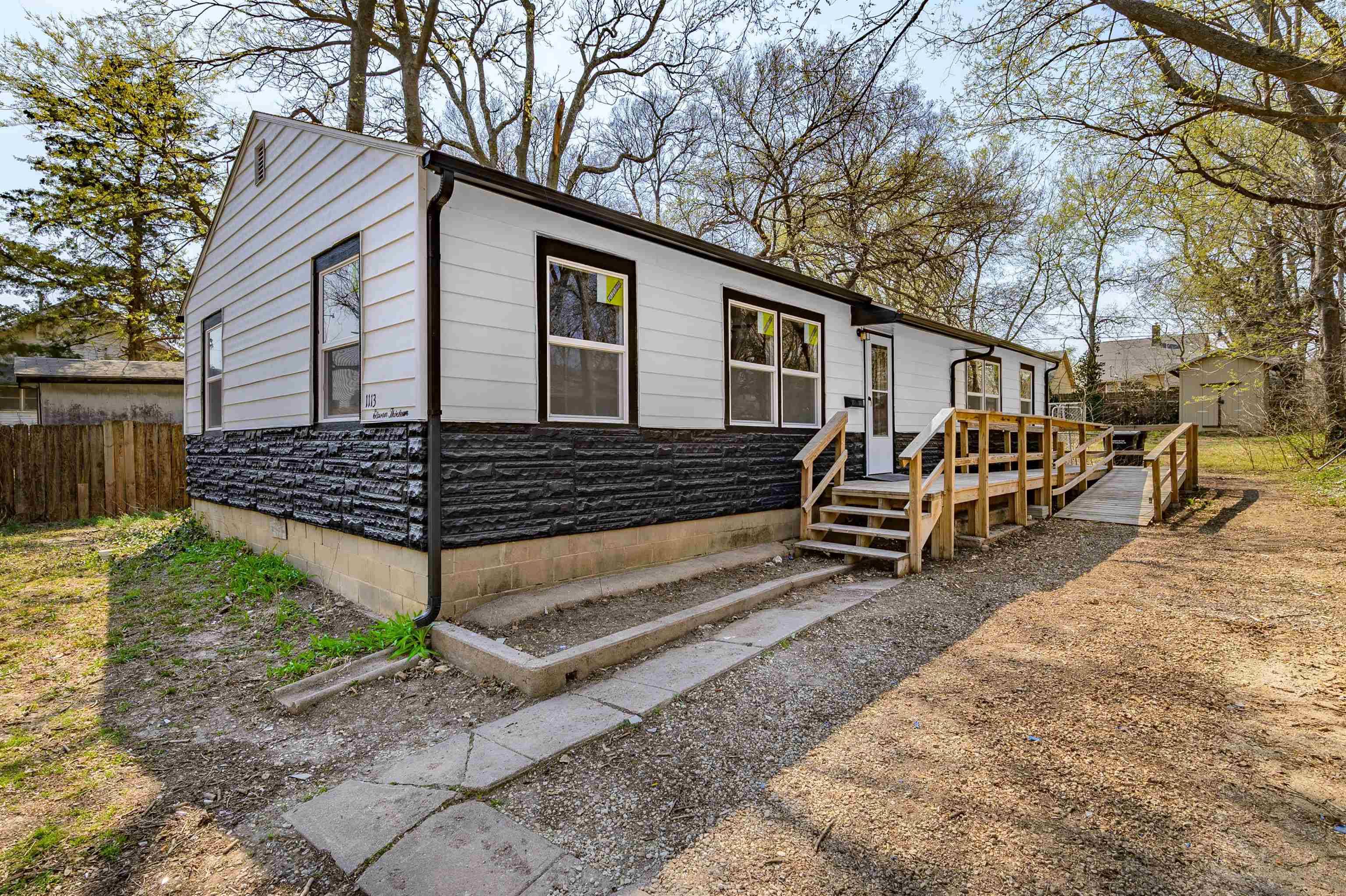 1113 N School St, Augusta, KS 67010-1558