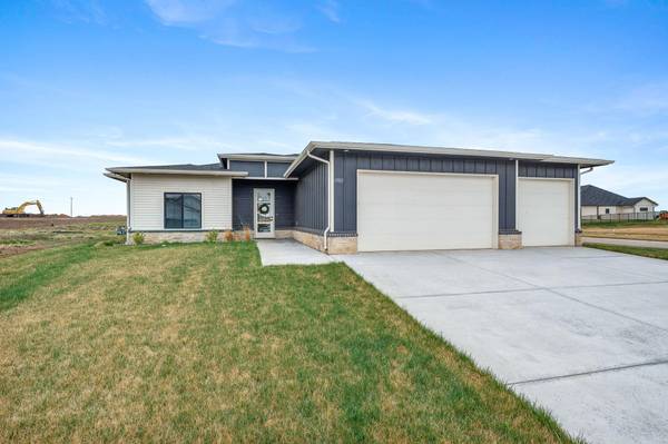1502 N Emerald Valley Dr,  Mulvane,  KS 67110