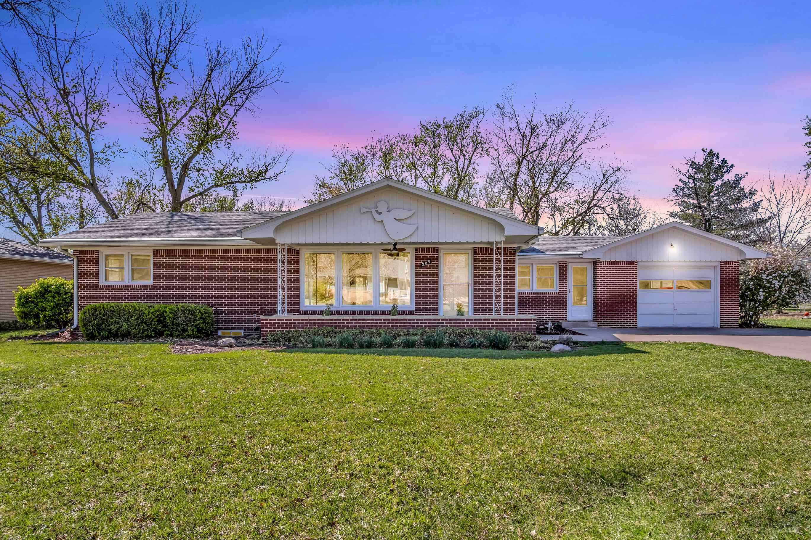 209 S College Dr, Hesston, KS 67062