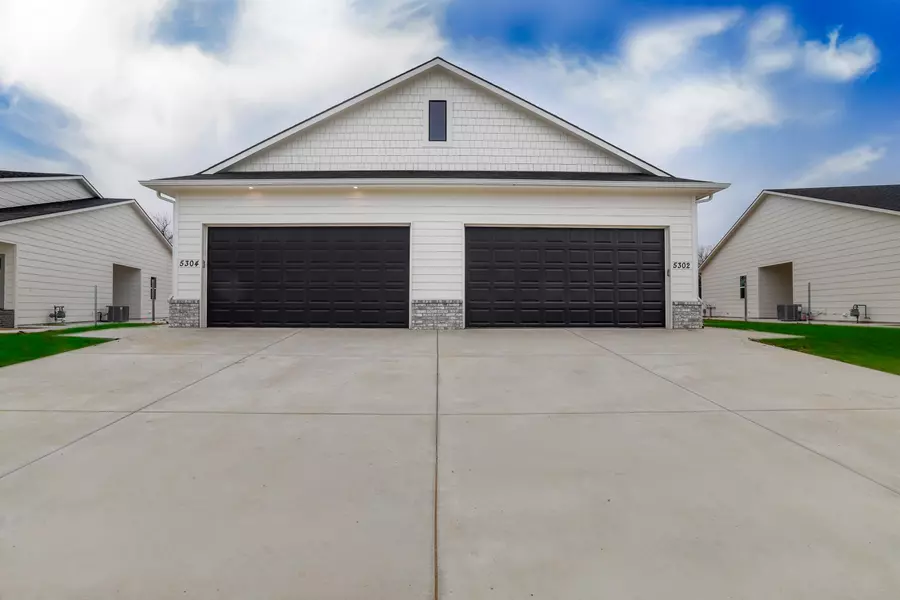 5252 Pinecrest Ct N, Bel Aire, KS 67220