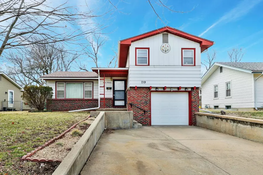 719 Fredrick Dr, El Dorado, KS 67042