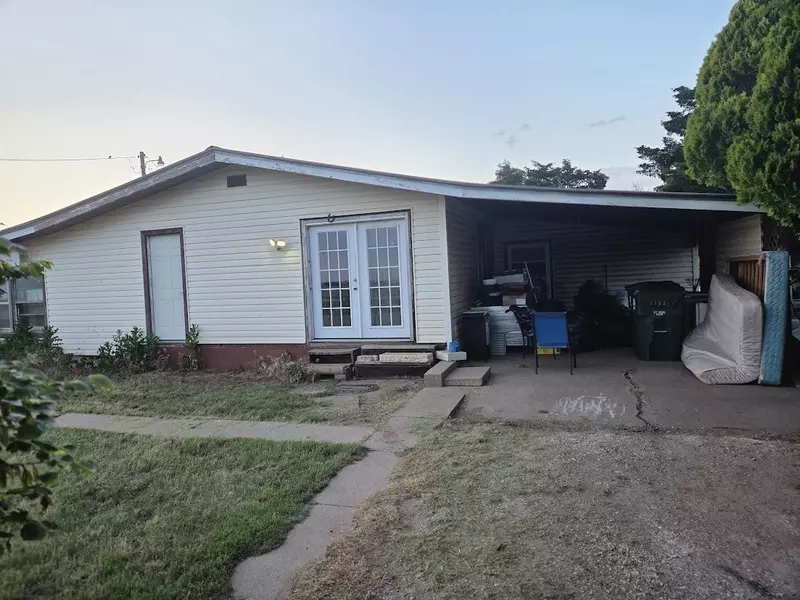 8710 E Silver Lake Rd, Haven, KS 67543