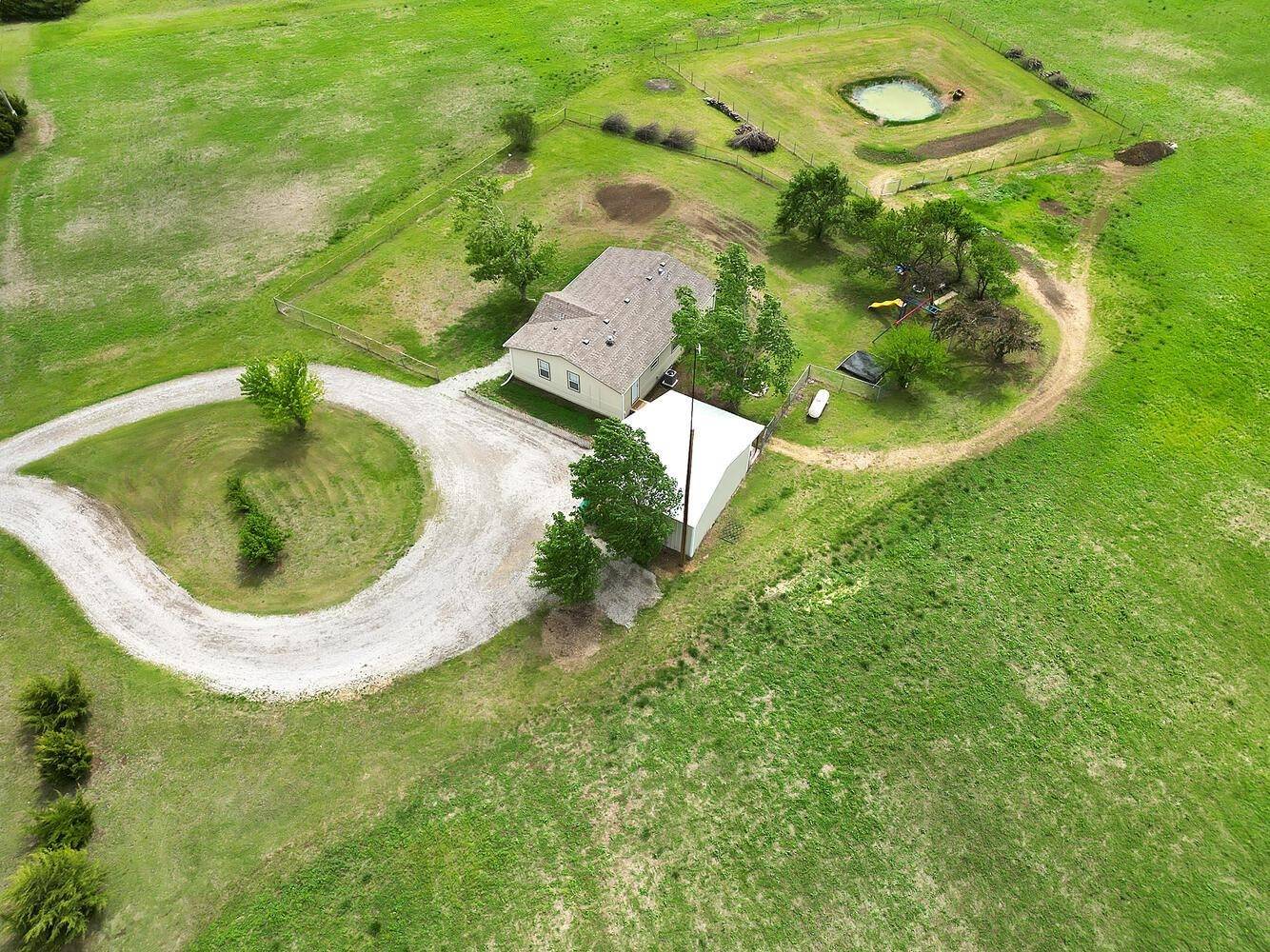 807 W Fox Brier Rd, Rose Hill, KS 67133