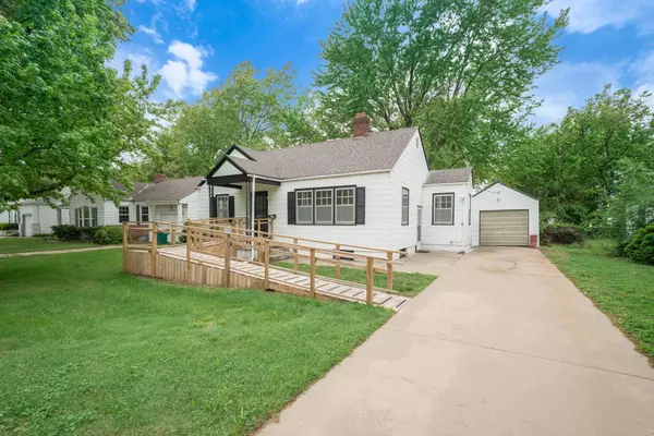2105 S Pershing St,  Wichita,  KS 67218