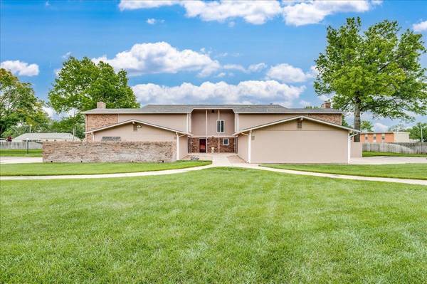 2210 Dover Dr, Hutchinson, KS 67502