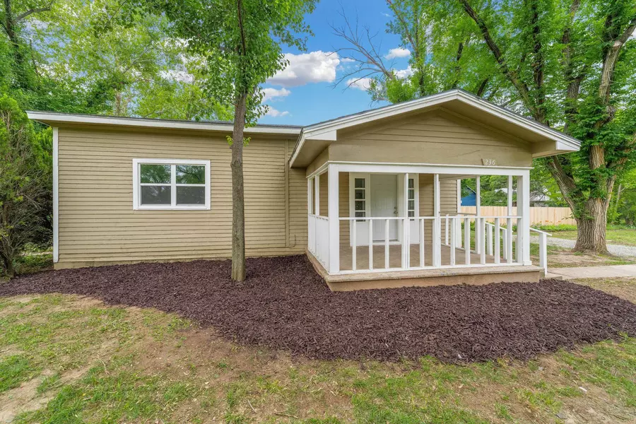 236 E 2nd Ave, Belle Plaine, KS 67013