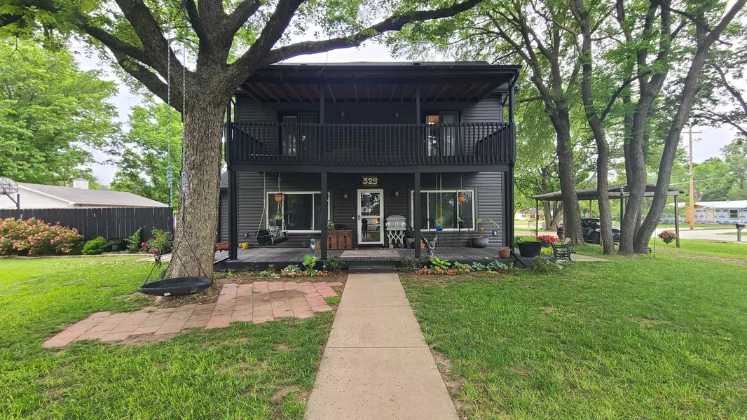325 N Linden St, Belle Plaine, KS 67013