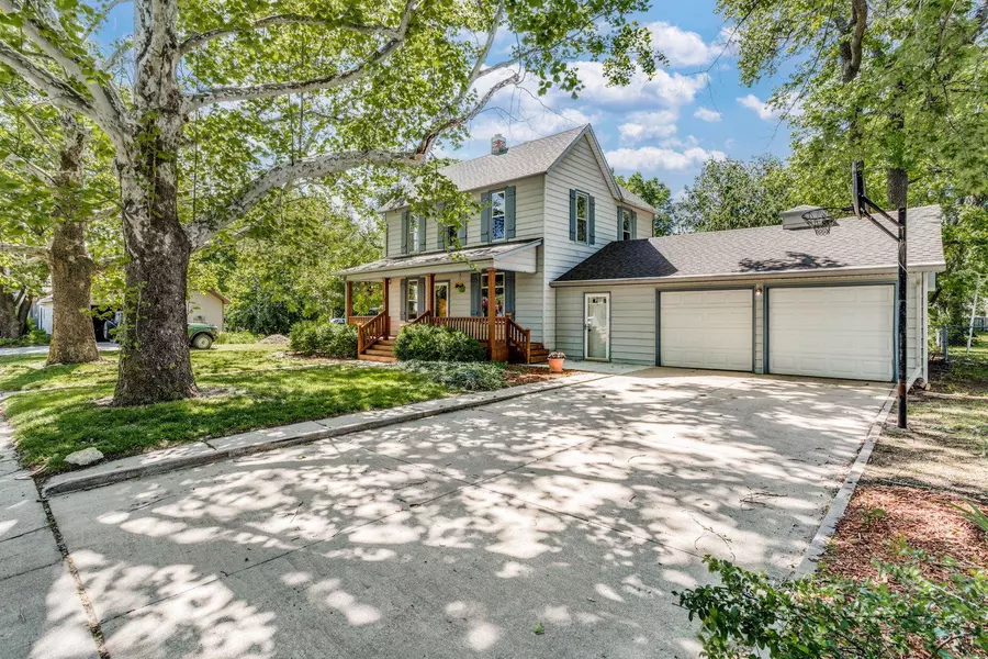 107 W 24th St, North Newton, KS 67117