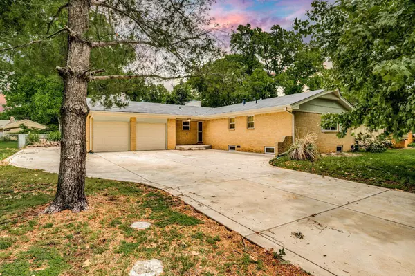 622 Edgemoor Dr, Mulvane, KS 67110