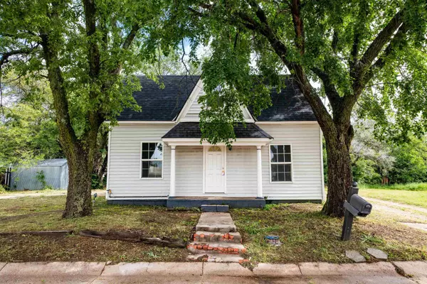 217 E Sumner St, Wellington, KS 67152