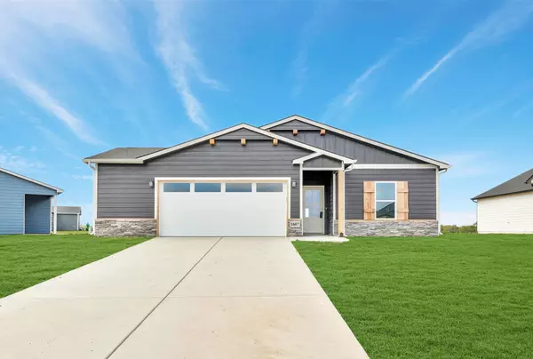 1607 N Emerald Valley Dr, Mulvane, KS 67110